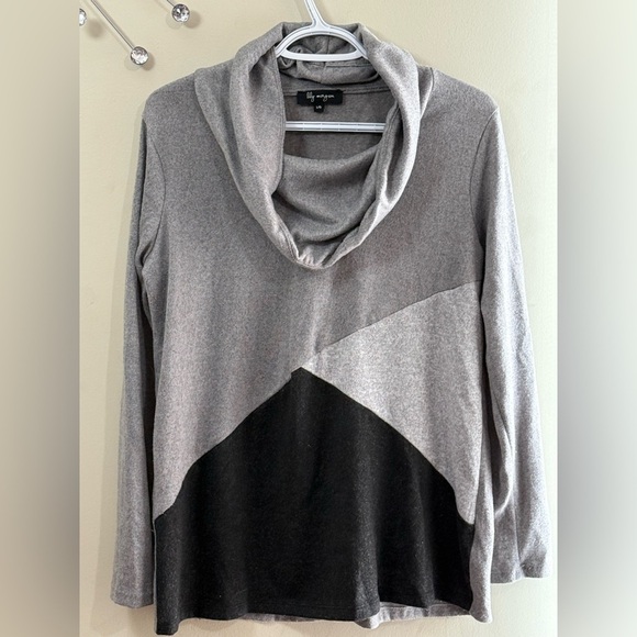 Gray and Black Women's Sweater - Picture 2 of 3